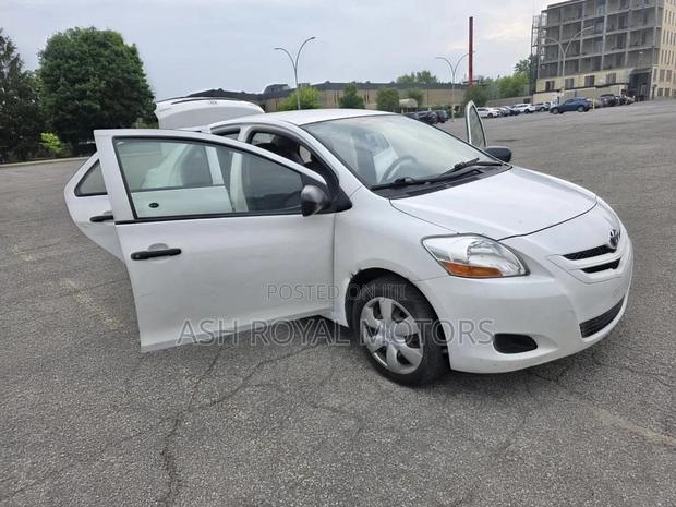 Toyota Yaris Base Sedan 4dr 2010 White