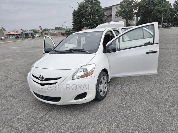 Toyota Yaris Base Sedan 4dr 2010 White