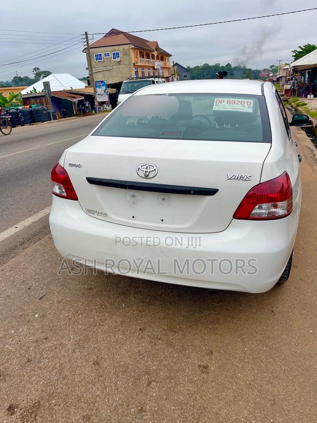Toyota Yaris Base Sedan 4dr 2010 White