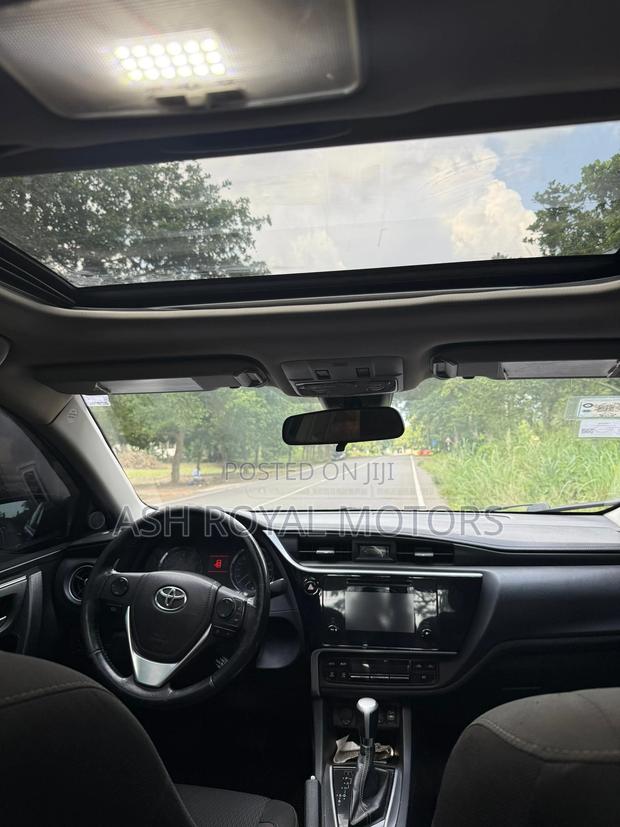 Toyota Corolla LE (1.8L 4cyl 2A) 2018 Blue