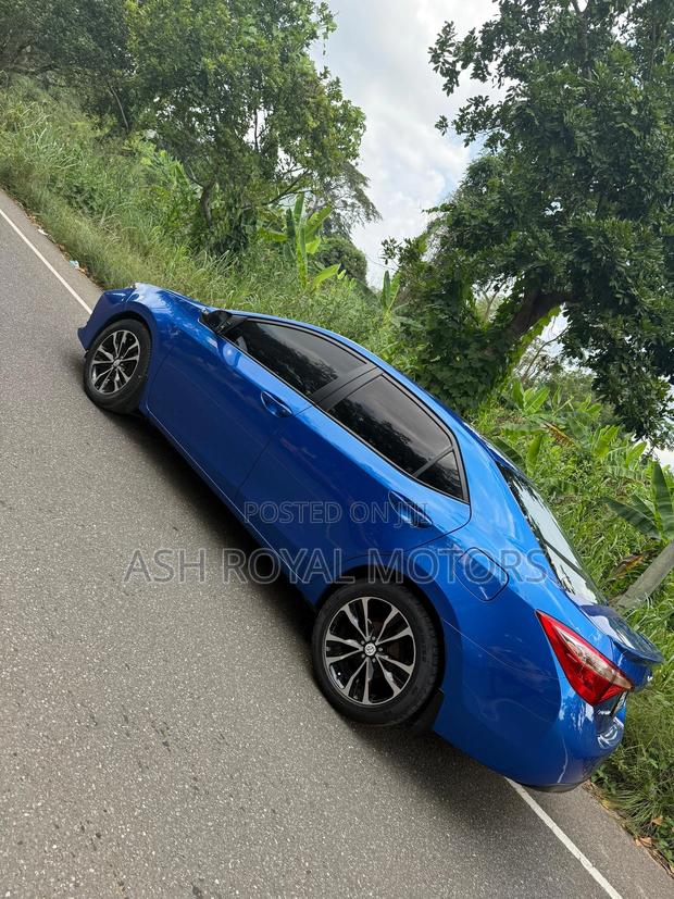 Toyota Corolla LE (1.8L 4cyl 2A) 2018 Blue