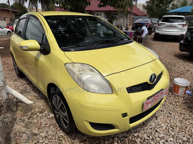 Toyota Vitz 1.3 FWD 5dr 2010 Yellow