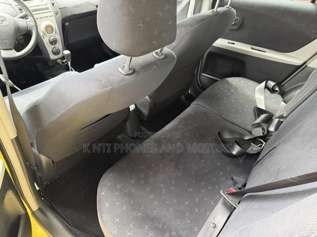 Toyota Vitz 1.3 FWD 5dr 2010 Yellow photo 3