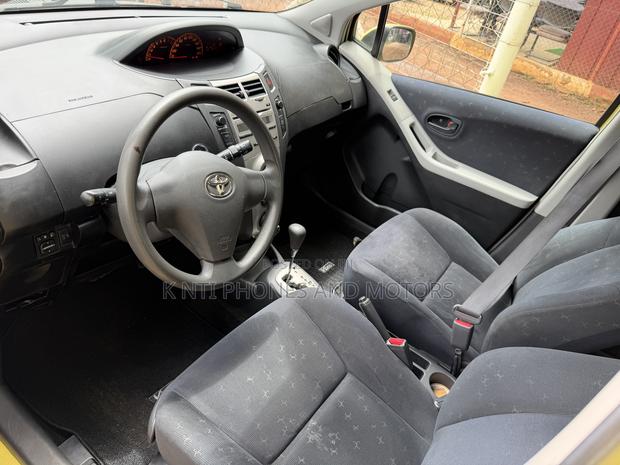 Toyota Vitz 1.3 FWD 5dr 2010 Yellow photo 2