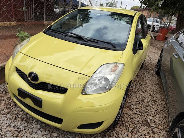 Toyota Vitz 1.3 FWD 5dr 2010 Yellow photo 5