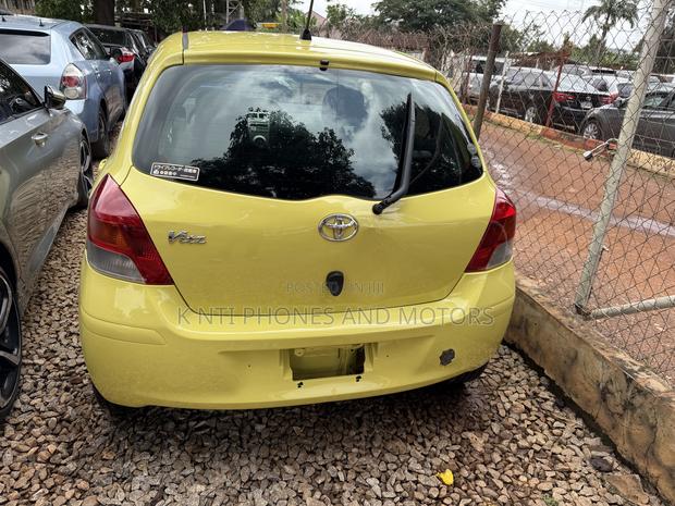 Toyota Vitz 1.3 FWD 5dr 2010 Yellow photo 4