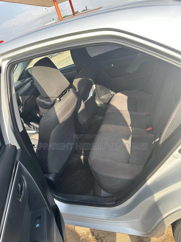 Toyota Corolla LE 4dr Sedan (1.8L 4cyl CVT) 2017 Silver photo 8