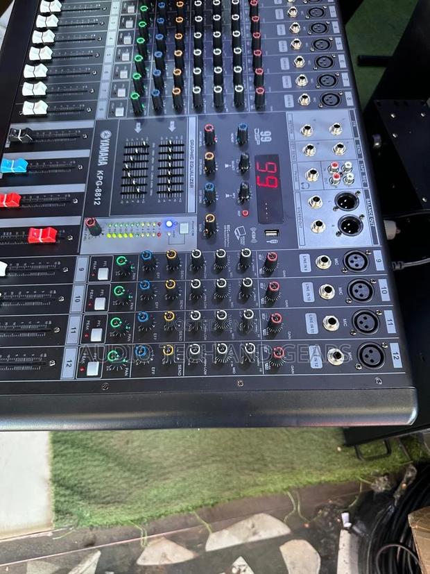 Yamaha KPG-8812 12 Channel Powered Mixer · Photo 4