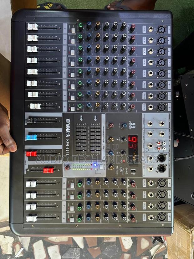 Yamaha KPG-8812 12 Channel Powered Mixer · Photo 3