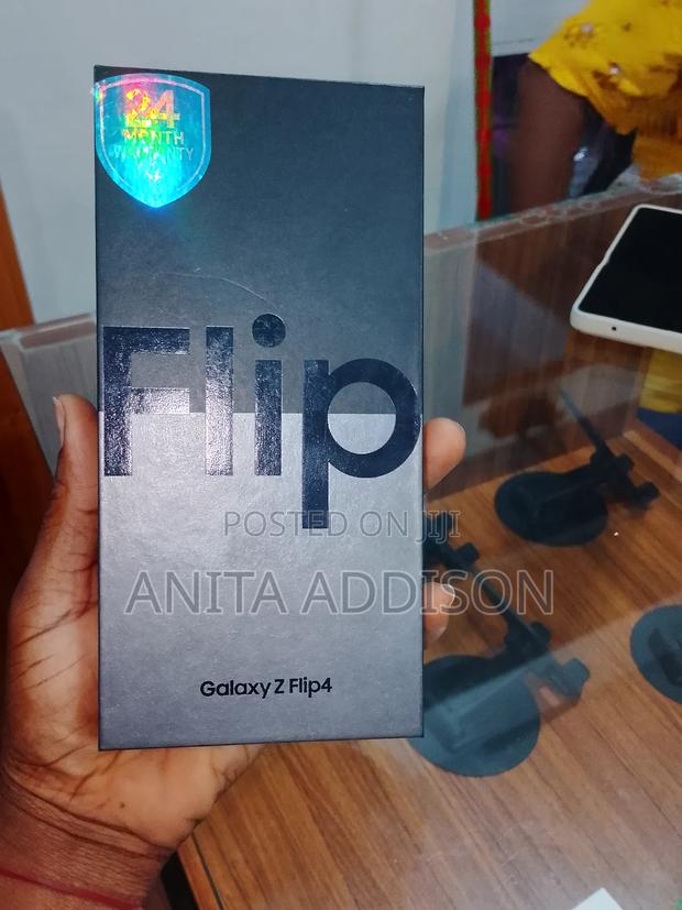 New Samsung Galaxy Z Flip4 256 GB Black · Photo 4