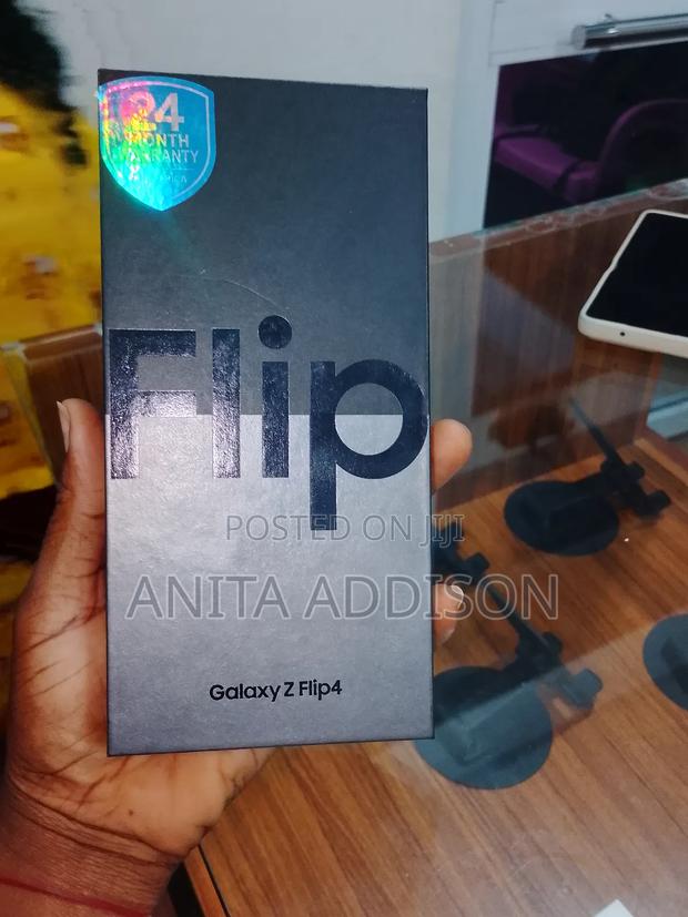 New Samsung Galaxy Z Flip4 256 GB Black · Photo 3