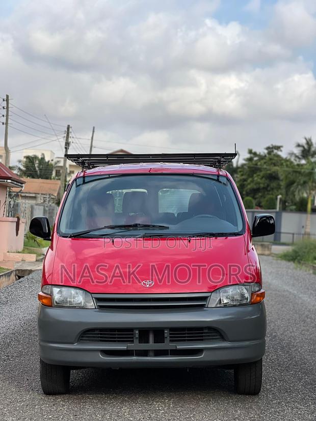 Toyota HiAce 2005 Red