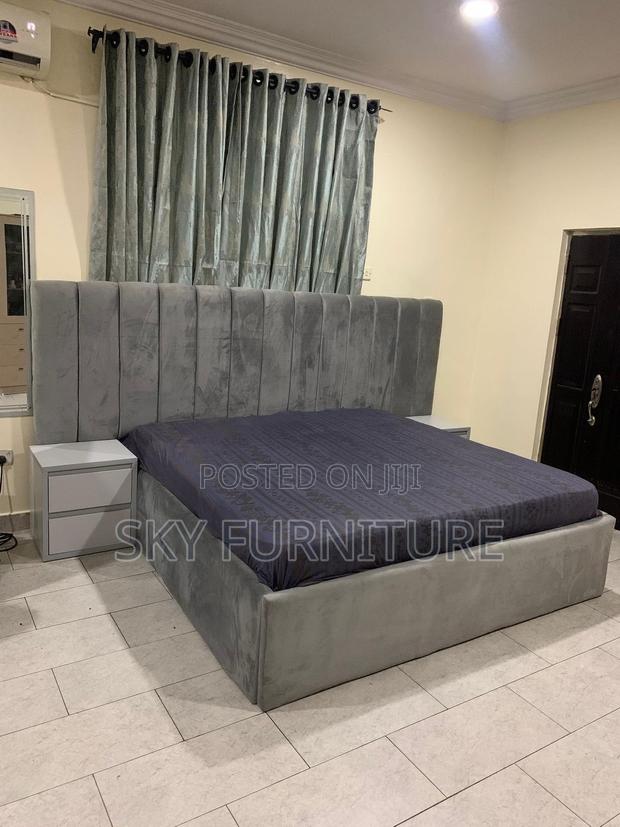Morden Stuffing Queen-size Bed Frame Oversized With 2 Side Drawers
