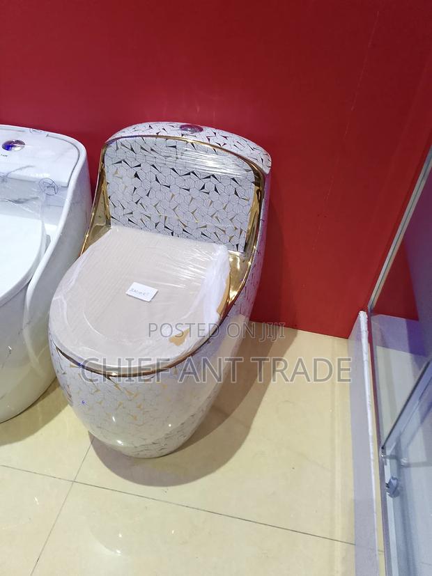Designer Toilet Seat Wc White and Gold · Photo 3