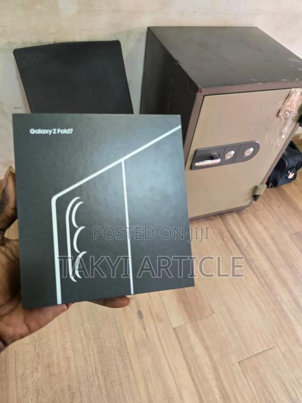 New Samsung Galaxy Z Fold7 256 GB Black · Photo 3