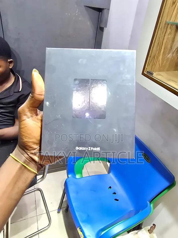 New Samsung Galaxy Z Fold 5 256 GB Gold · Photo 4