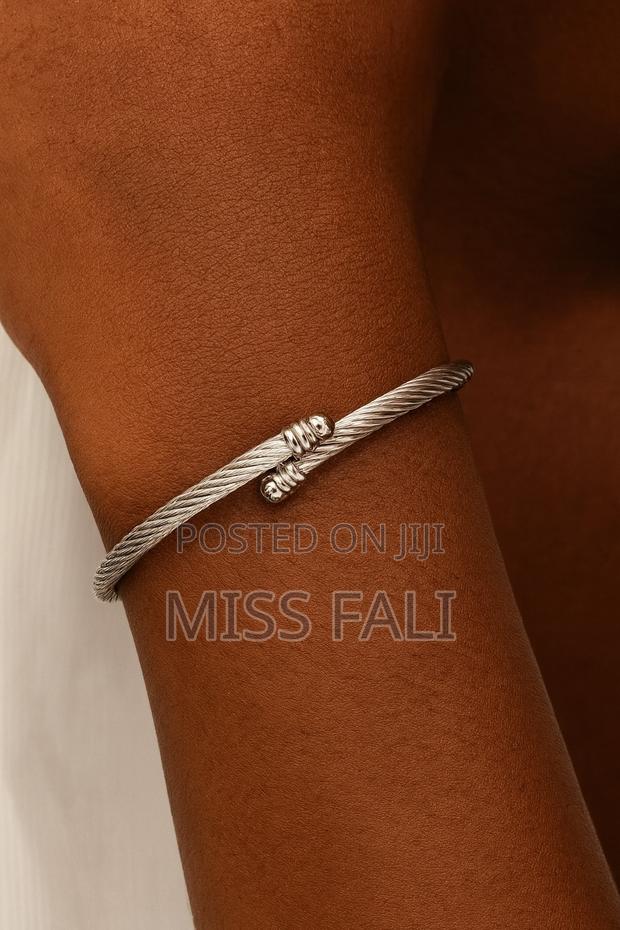 Twist Wire Bangle. Gold and Silver · Photo 4