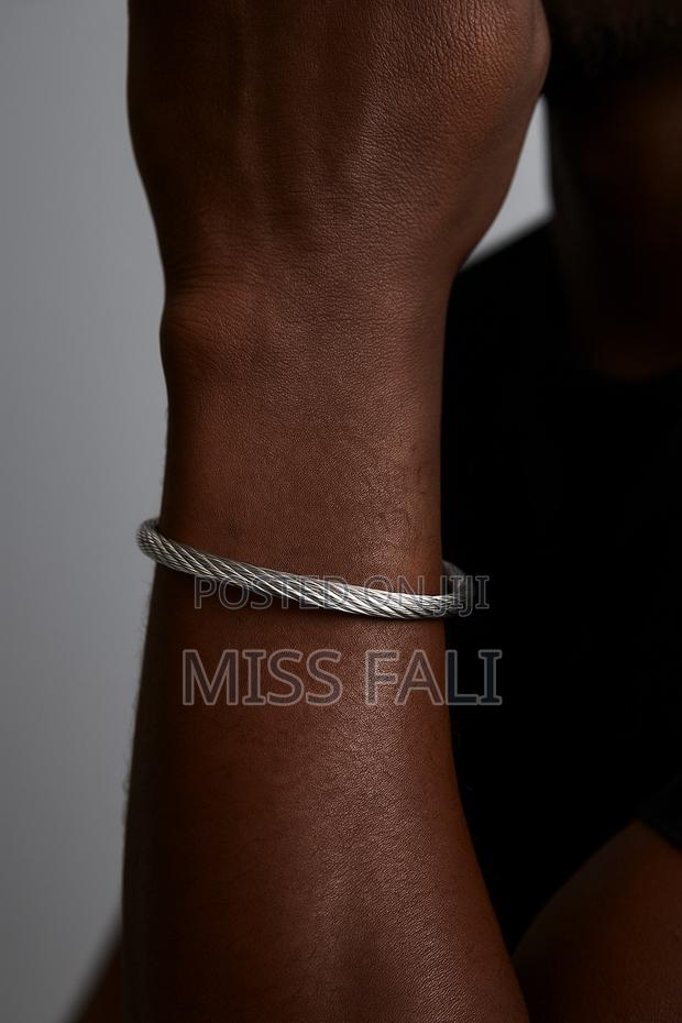 Twist Wire Bangle. Gold and Silver · Photo 3
