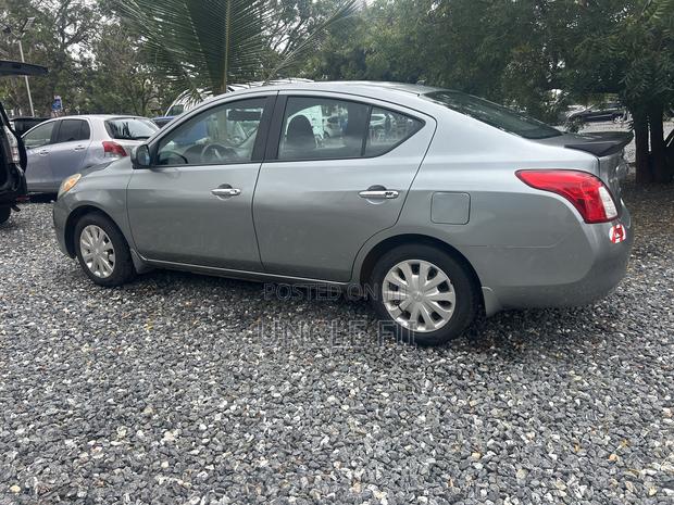 Nissan Versa 2012 Gray