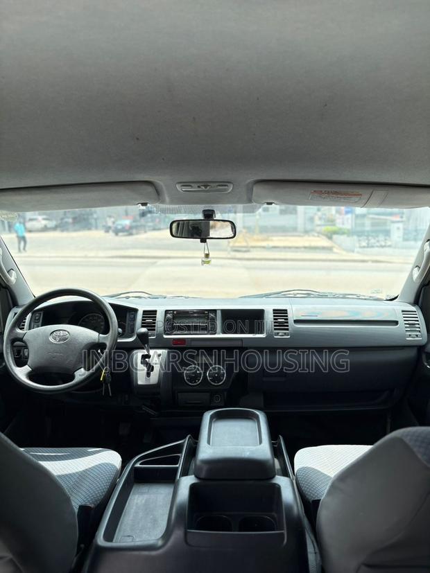 Toyota HiAce 2012 White photo 2