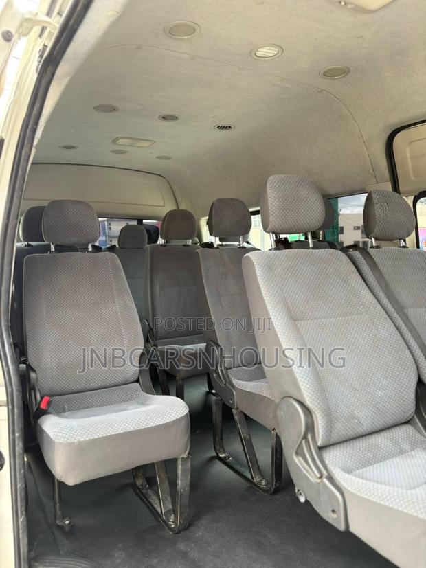 Toyota HiAce 2012 White photo 6