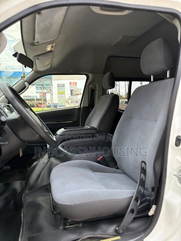 Toyota HiAce 2012 White photo 3