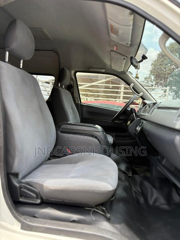 Toyota HiAce 2012 White photo 4