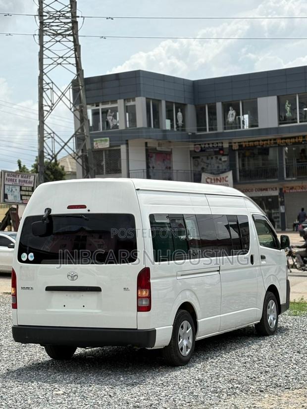 Toyota HiAce 2012 White photo 9