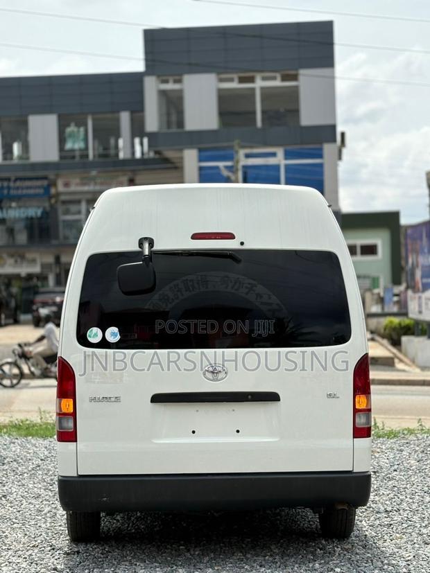 Toyota HiAce 2012 White photo 10