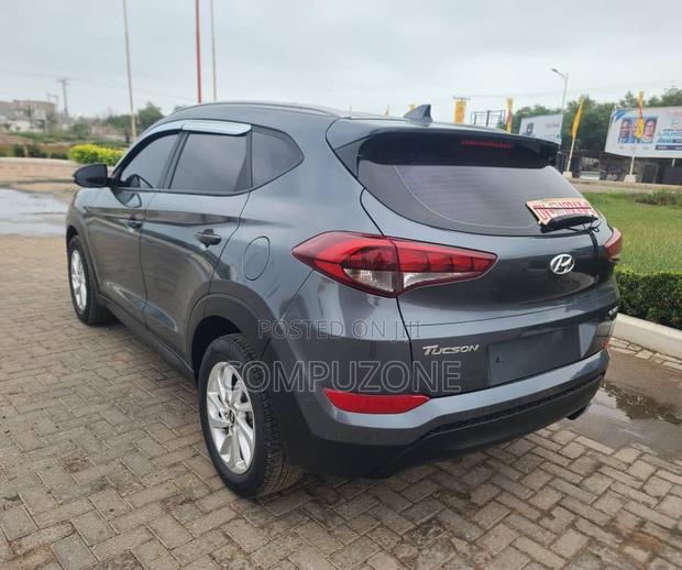Hyundai Tucson 2017 Gray photo 4