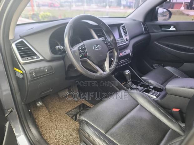 Hyundai Tucson 2017 Gray photo 2
