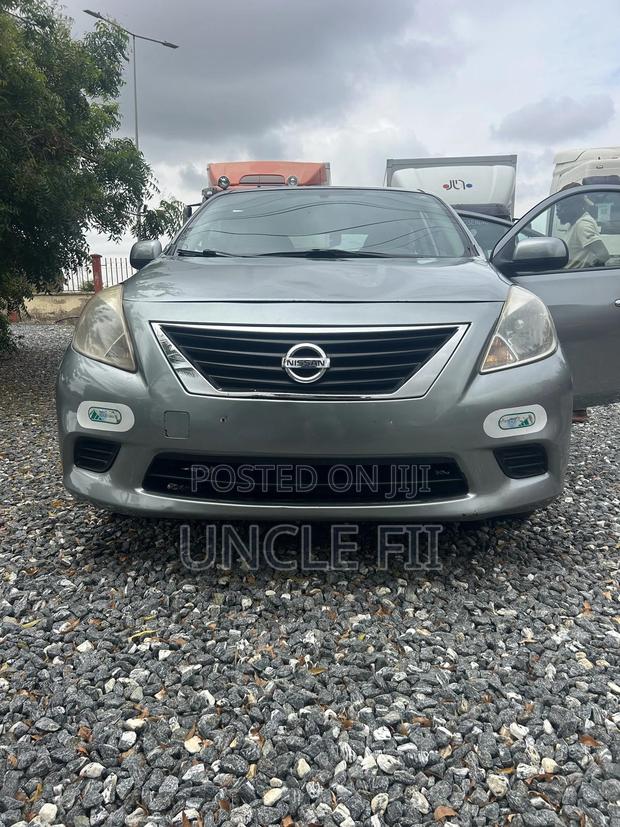 Nissan Versa 2012 Gray