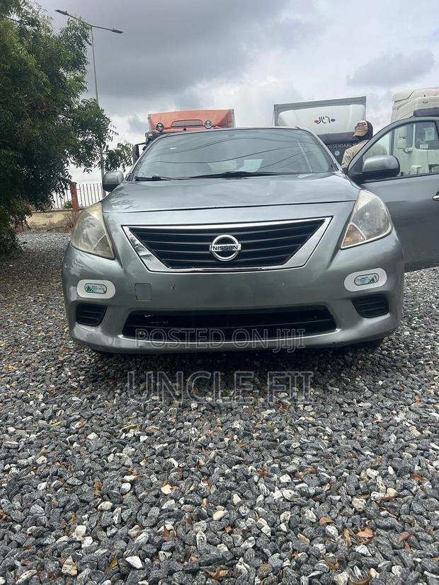 Nissan Versa 2012 Gray