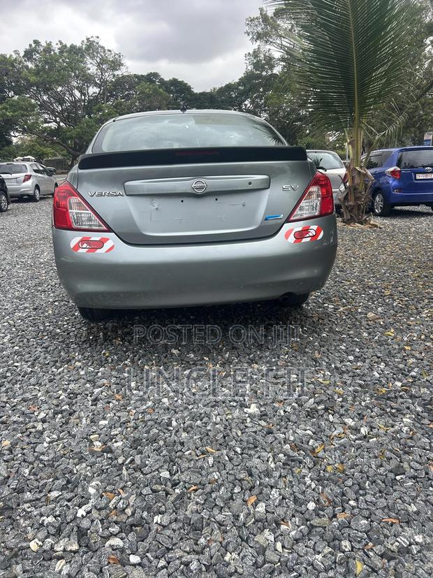 Nissan Versa 2012 Gray