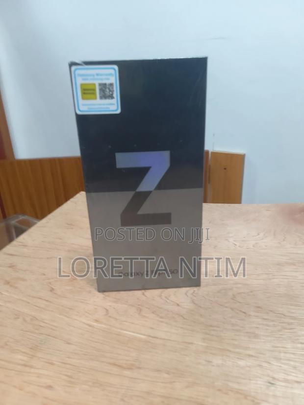 New Samsung Galaxy Z Flip 3 256 GB Black photo 2