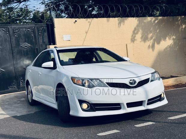 Toyota Camry SE Sport 4dr Sedan (2.5L 4cyl 6A) 2014 White