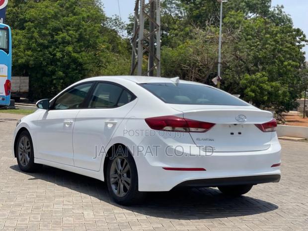 Hyundai Elantra 2017 White photo 3