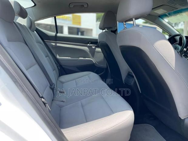 Hyundai Elantra 2017 White photo 4