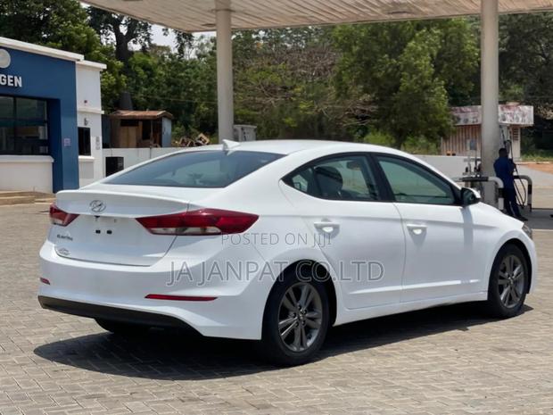 Hyundai Elantra 2017 White photo 5
