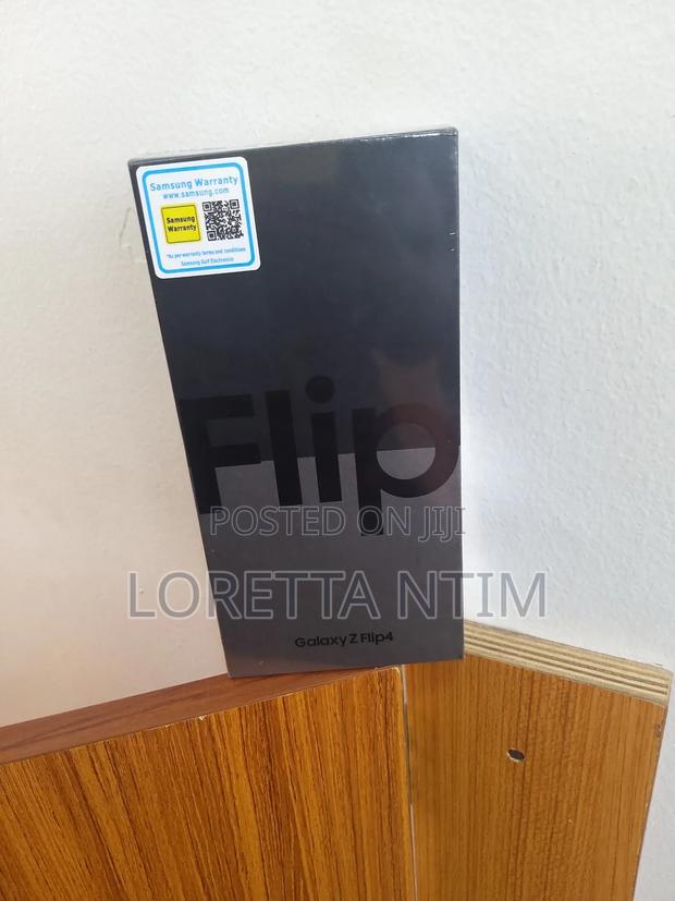 New Samsung Galaxy Z Flip4 256 GB Black · Photo 4