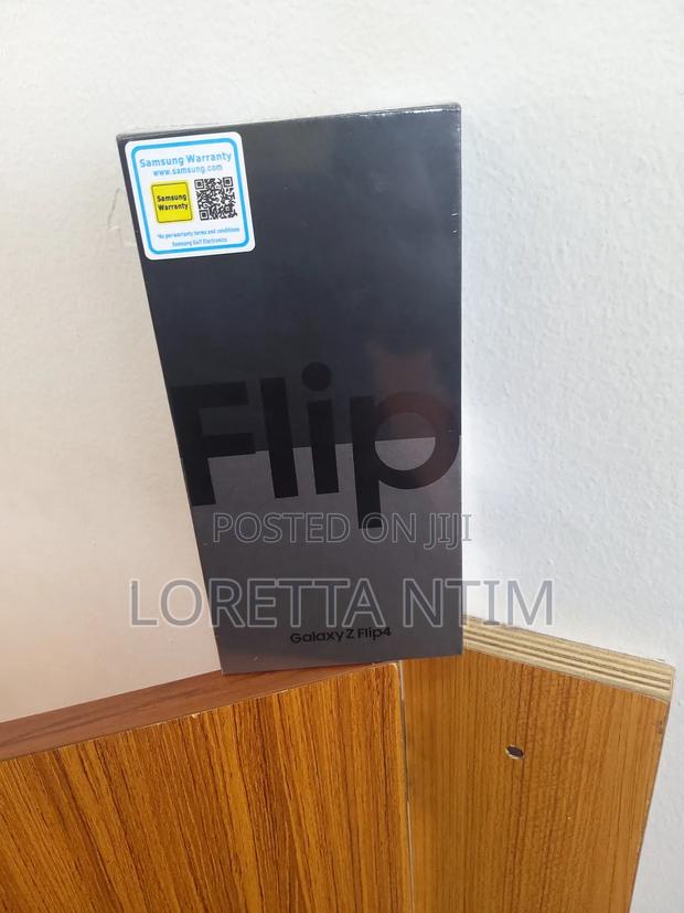 New Samsung Galaxy Z Flip4 256 GB Black · Photo 3