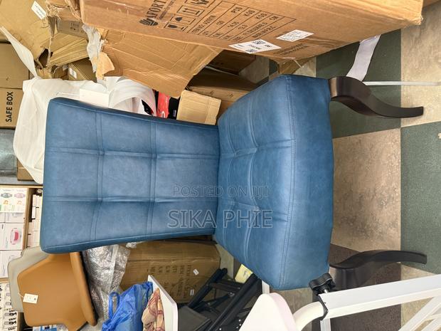 Luxurious Chair for Home or Office photo 2