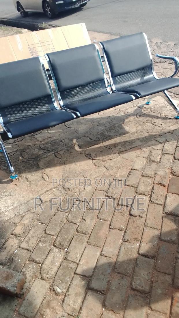 Waiting Chair Three Sitter Plug