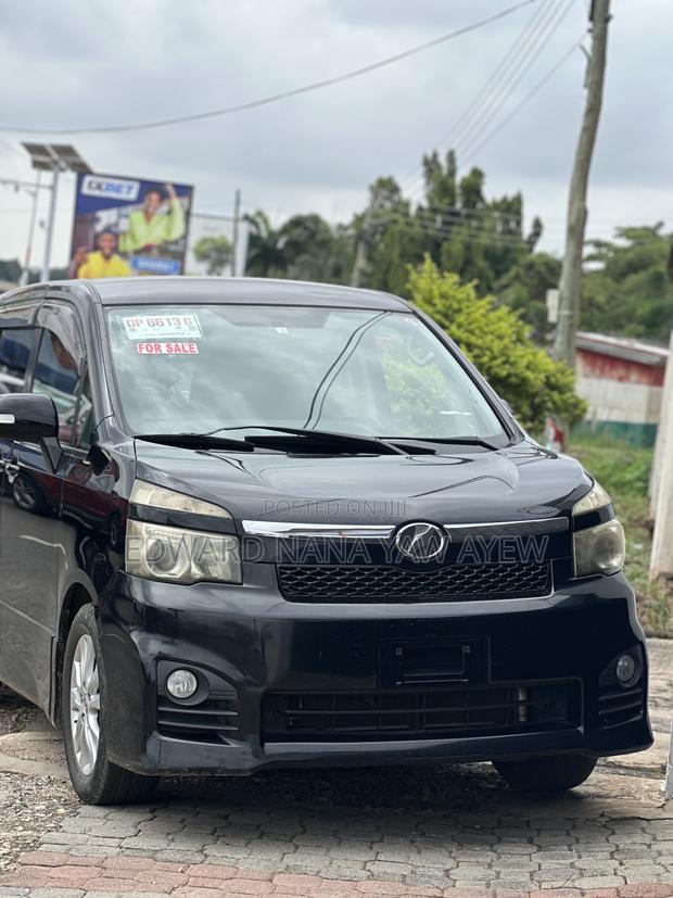 Toyota Voxy 2010 Black