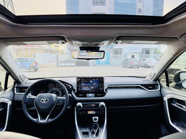 Toyota RAV4 Limited 2021 Gray