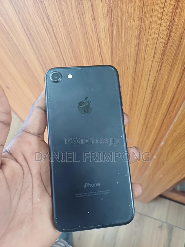 Apple iPhone 7 32 GB Black · Photo 3