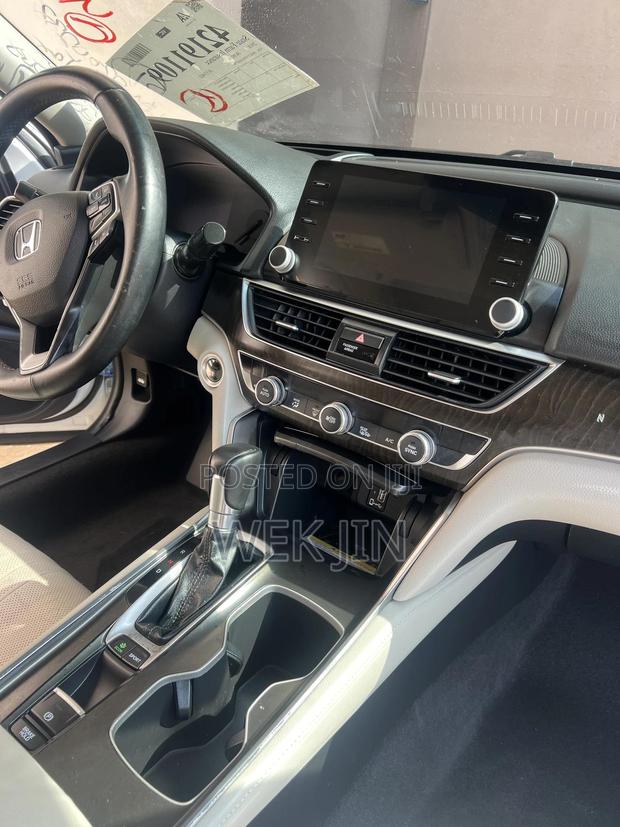 Honda Accord Touring 2018 Pearl