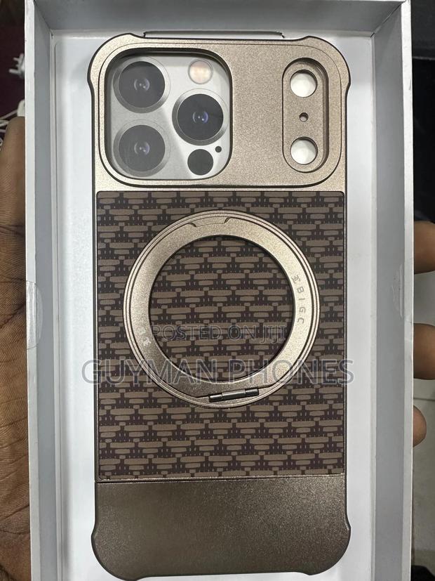 Magnetic iPhone 15pm and 16pm Case · Photo 3