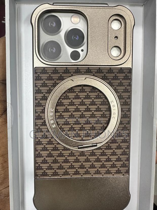 Magnetic iPhone 15pm and 16pm Case · Photo 4