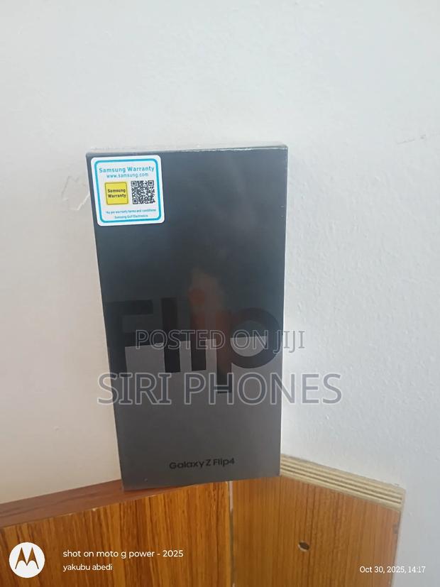 New Samsung Galaxy Z Flip4 256 GB Black